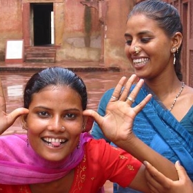 AGRA fort rouge Inde Jeunes filles India - etrenard