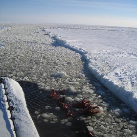 ice swimming in lapland 03 - ezioman