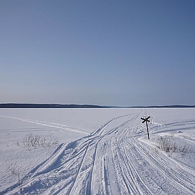 frozen lake in lapland - ezioman