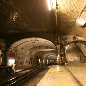 Paris, RATP/ station " Croix Rouge " installation "  X , l'enfer de la BnF " par L. Ungerer / C-Album nuit du 15 déc. 2007 - Vincent Desjardins