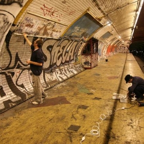 Paris, RATP/ station "Croix Rouge" installation "X" l'enfer de la BnF, par L. Ungerer / C-Album nuit du 15 déc. 2007 - Vincent Desjardins