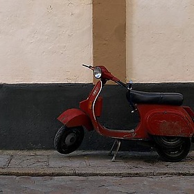 Old Vespa, Barrio Santa Cruz, Seville - hozinja