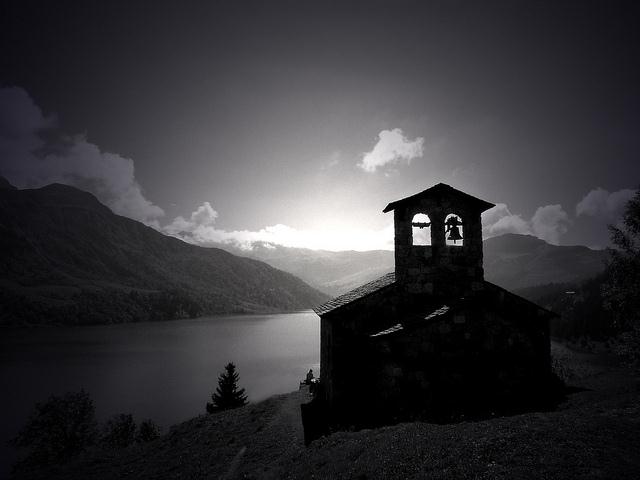 Chapelle et vue sur le lac de Roselend