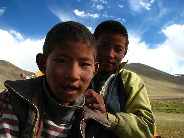 India - Ladakh - Trekking - 064 - friendly nomad boys
